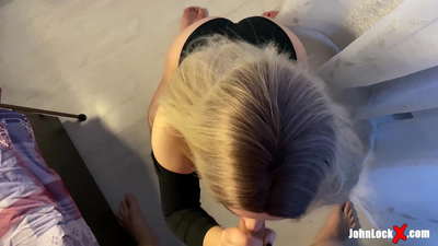 Červenovláska fajčí vtáka a šuká hore, dostáva semeno na zadok